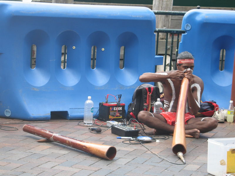  didgeridoo at circular quay.JPG 